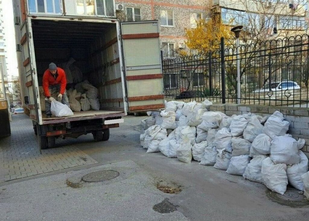 Как вывозят строительный мусор из квартиры: этапы выполнения работ